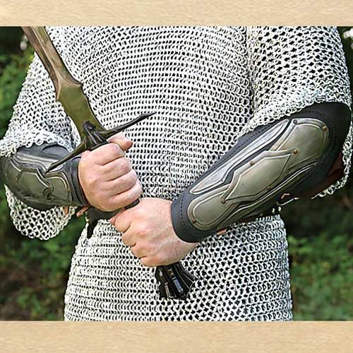 Armschienen aus Leder mit Metall beschl�gen