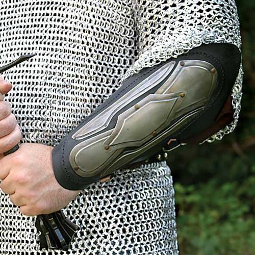 Armschienen aus Leder mit Metall beschl�gen