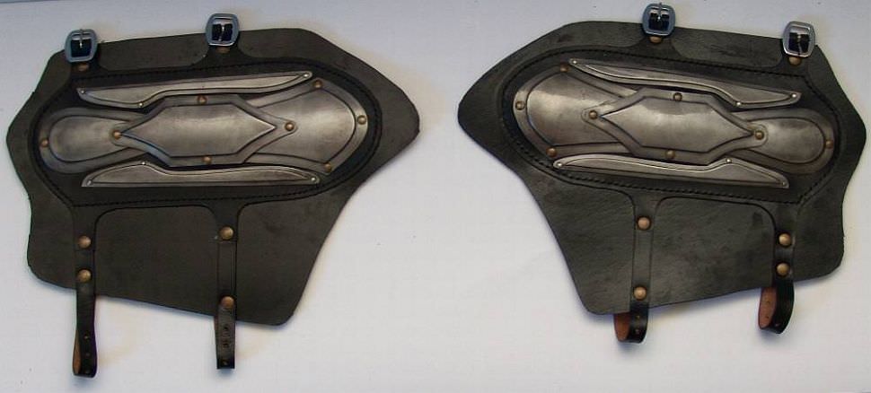Armschienen aus Leder mit Metall beschl�gen