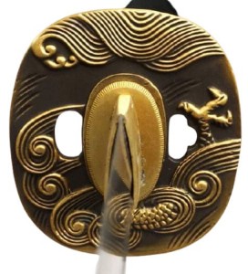 Die tsuba  andere seite Drachen + gefaltet Samuraischwert- Katana + Shihozume