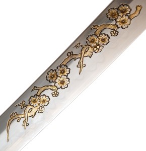 Detail Pflaumenblüten-Gravur Katana mit Perlmutt-Intarsien
