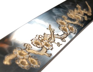 im Detail Pflaumenblüten-Gravur Katana mit Perlmutt-Intarsien