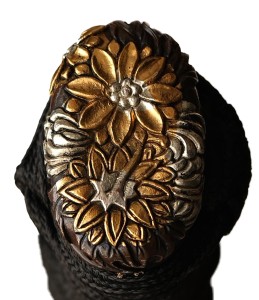 Kashira Pflaumenblüten-Gravur Katana mit Perlmutt-Intarsien