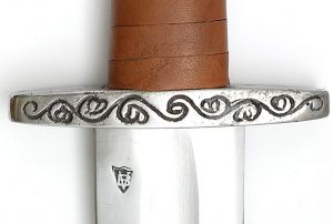 Parierstange Wikingerschwert auf dem Buch Sword of The Viking Age
