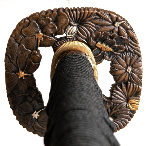 Tsuba Pflaumenblüten-Gravur Katana mit Perlmutt-Intarsien