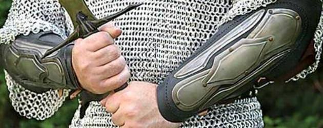 Armschienen aus Leder mit Metallbeschlägen Armschienen aus Leder mit Metallbeschlägen
